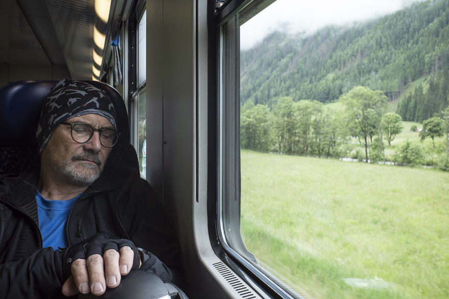 Tunneldurchfahrt – Blick aus dem Zugfenster